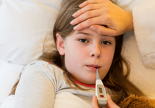 criança com termômetro simboliza o ato de medir febre infantil